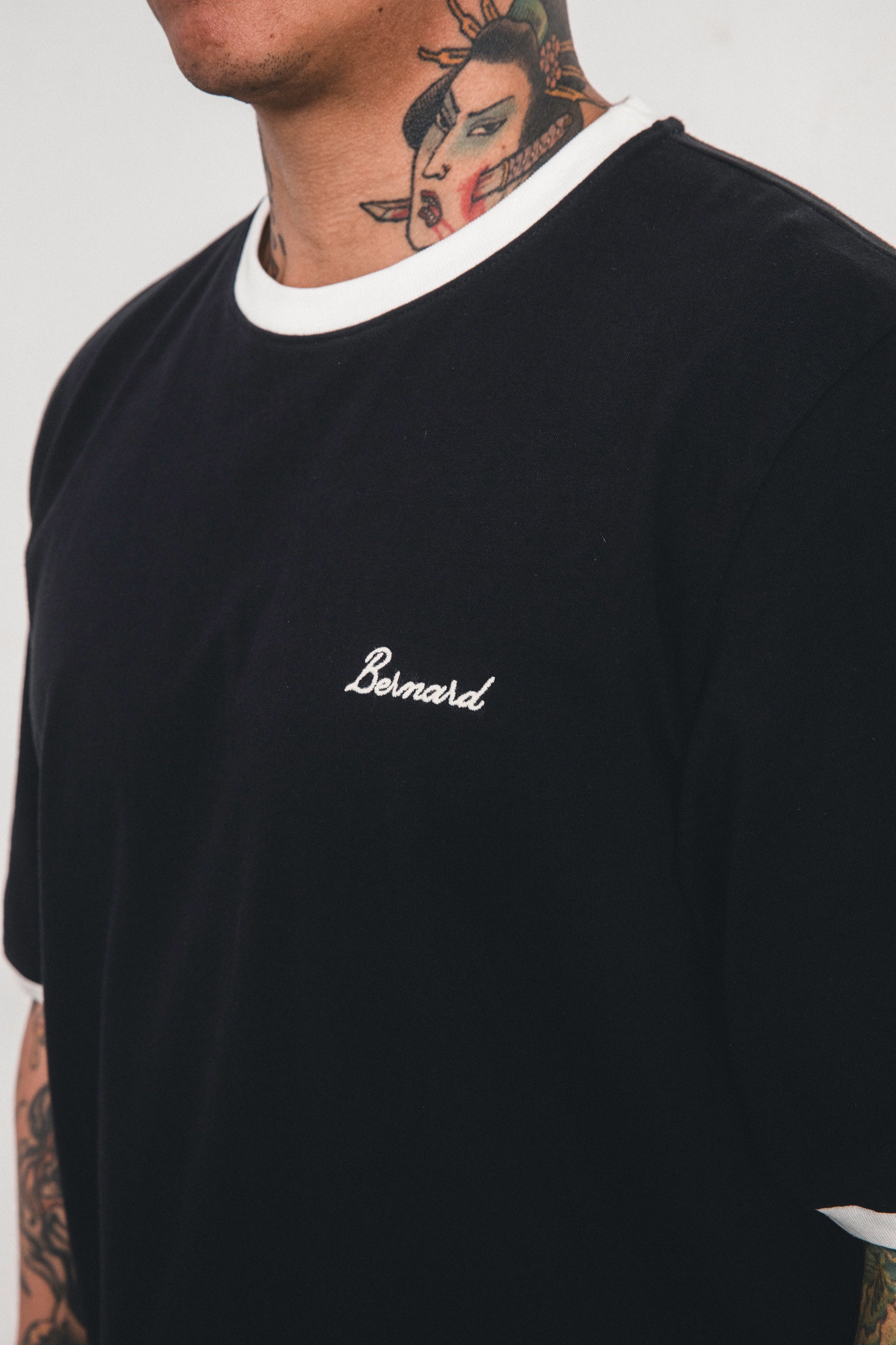 Camiseta Regular Classic - Negra